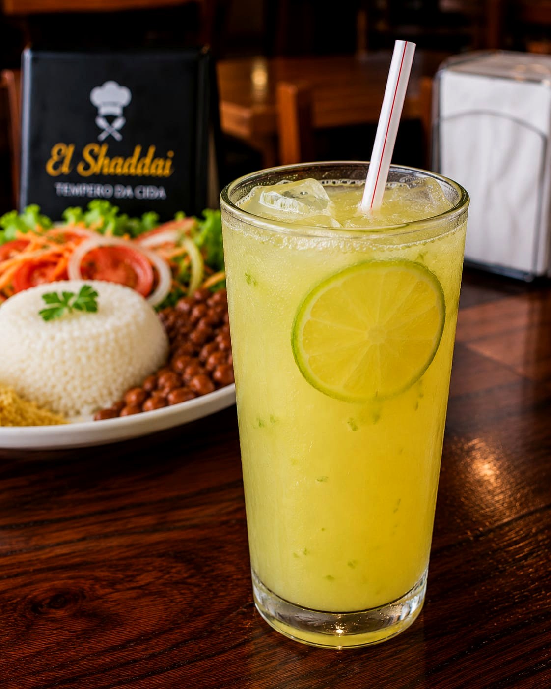 Suco gelado de limão servido no restaurante